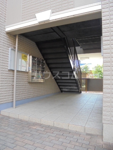 16/23 エントランス