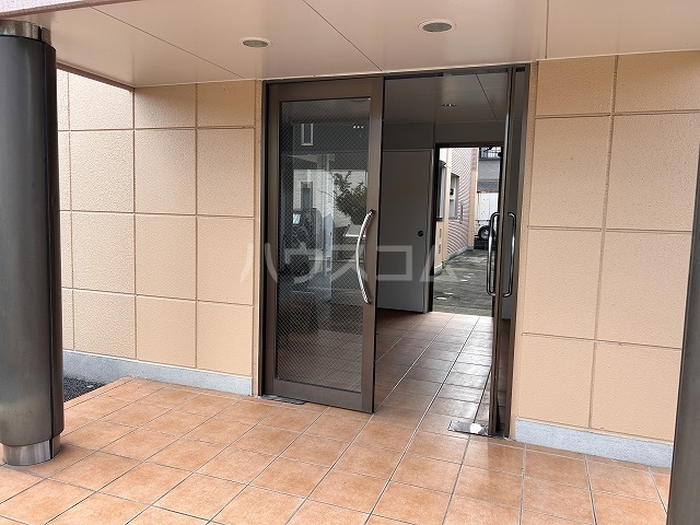 18/27 エントランス