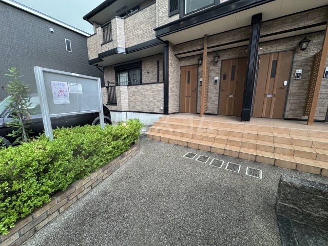 22/28 エントランス