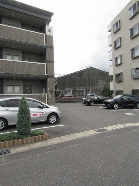 23/30 駐車場
