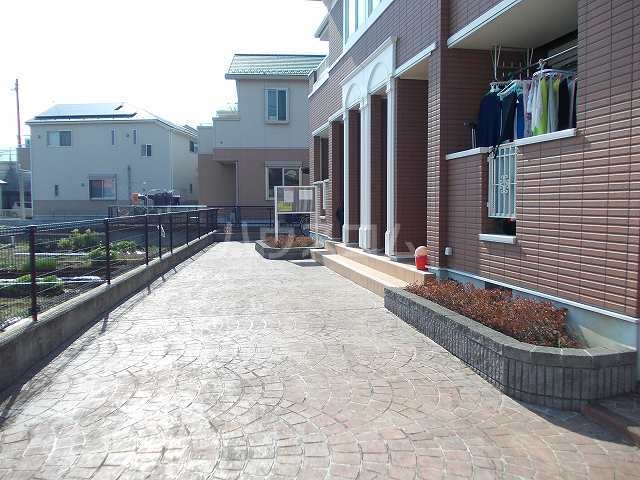 16/23 エントランス