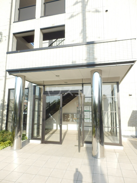 18/28 エントランス