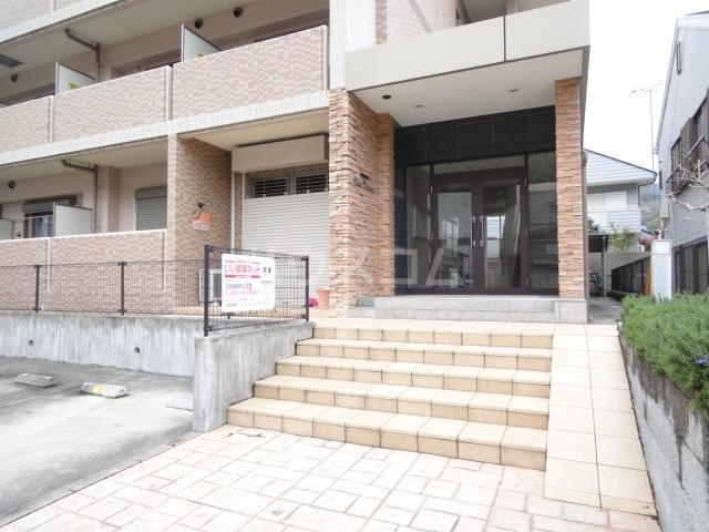 19/30 エントランス