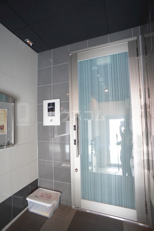 24/25 エントランス