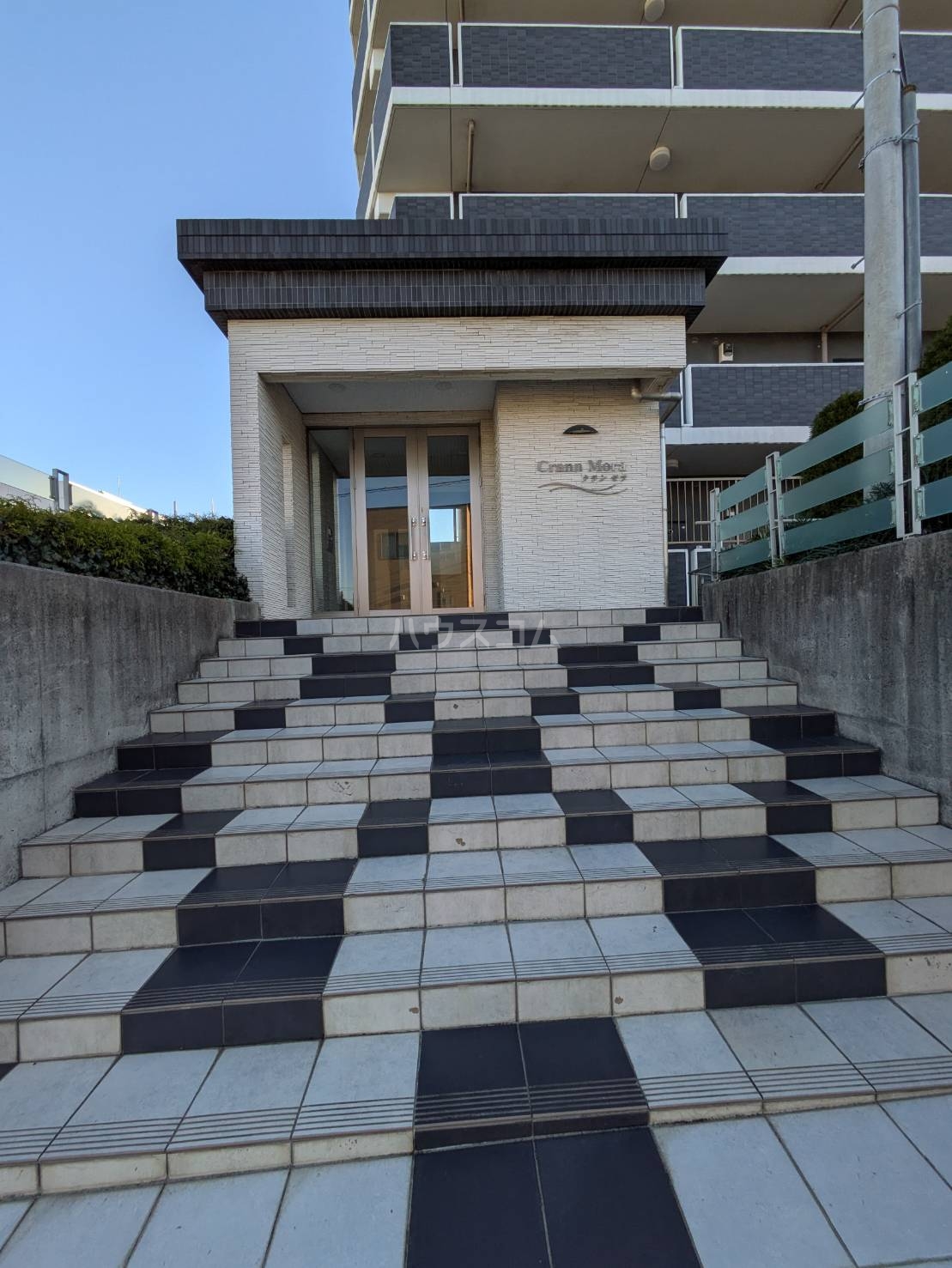 27/30 エントランス