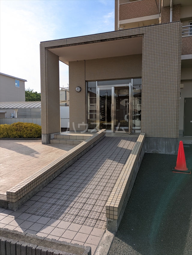 24/30 エントランス