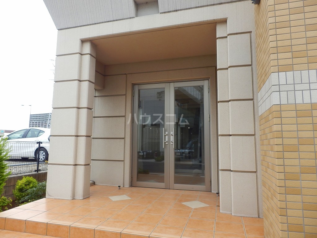 18/27 エントランス