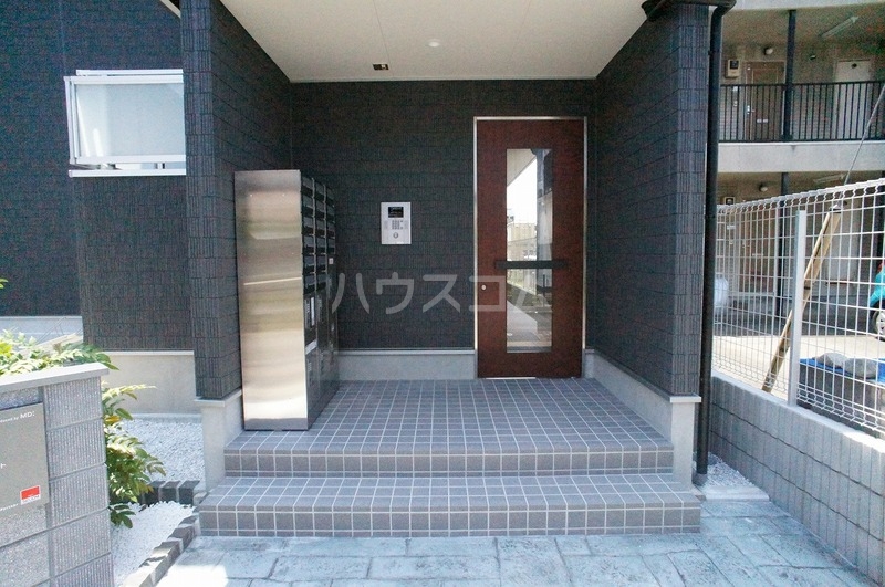 27/30 エントランス