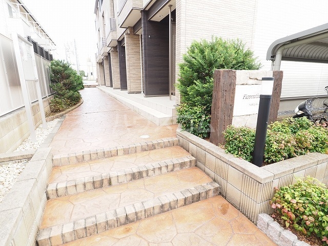 24/30 エントランス