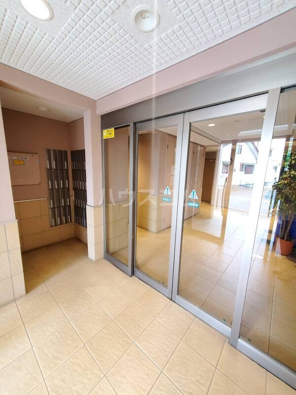 16/20 エントランス