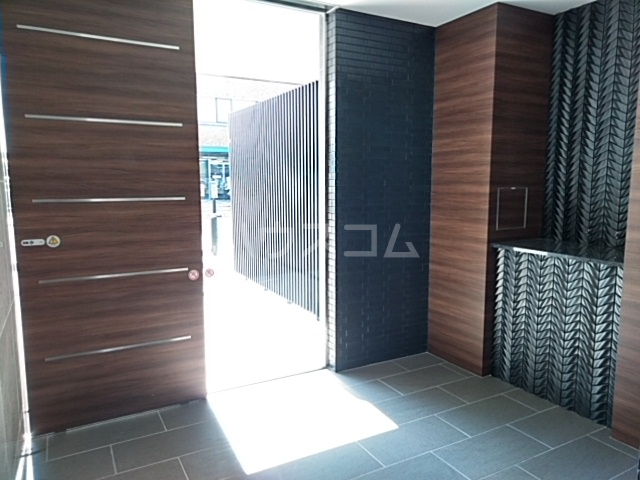 27/30 エントランス