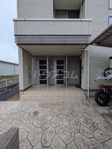 19/30 エントランス