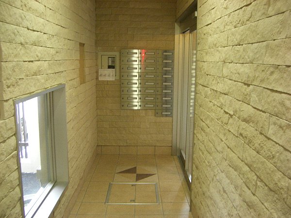 22/27 エントランス