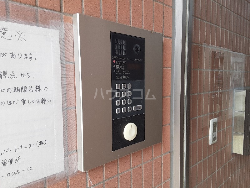 27/30 エントランス