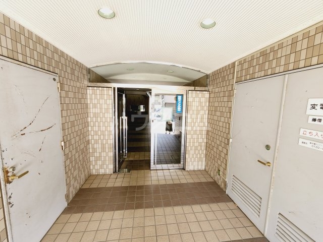 18/26 エントランス