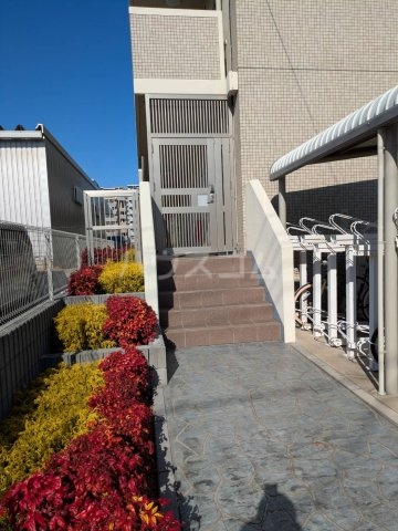 27/30 エントランス