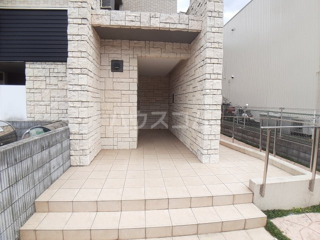 26/30 エントランス