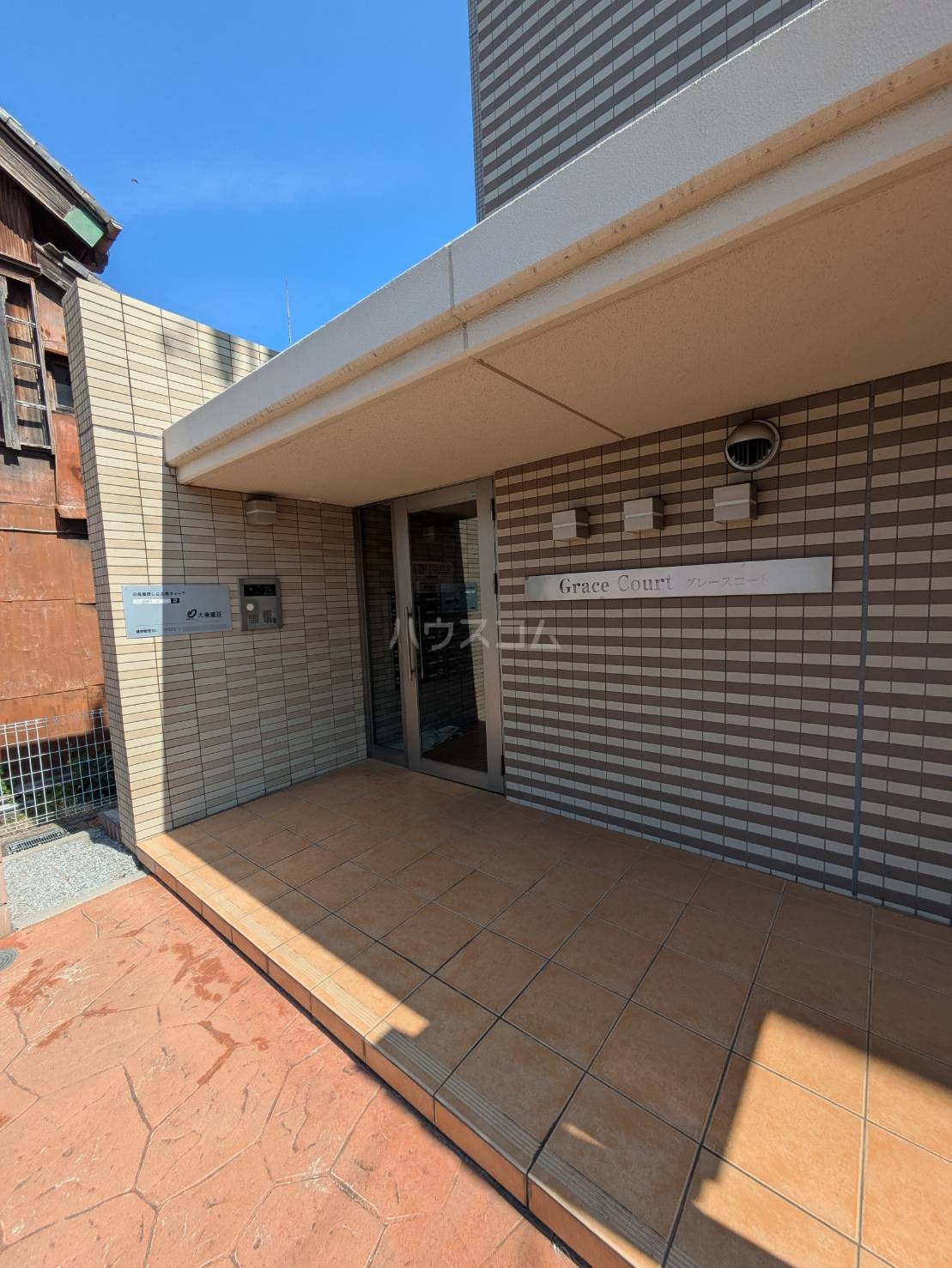 23/30 エントランス