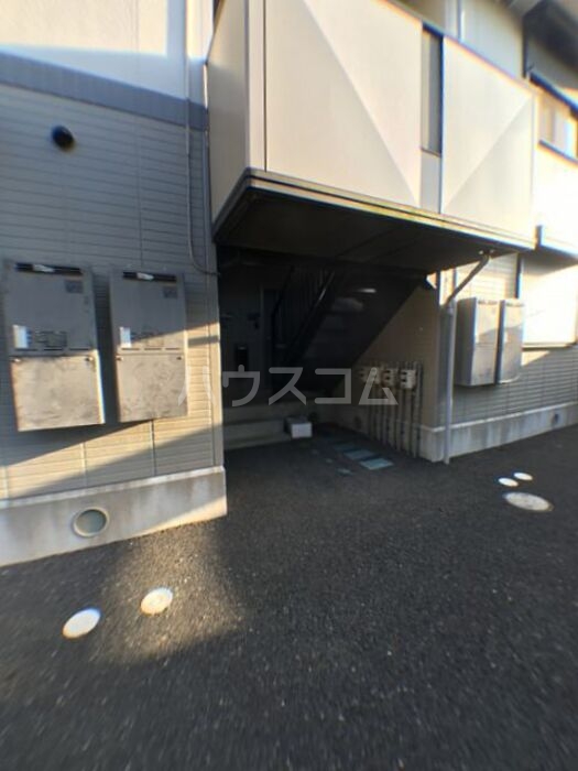 16/23 エントランス