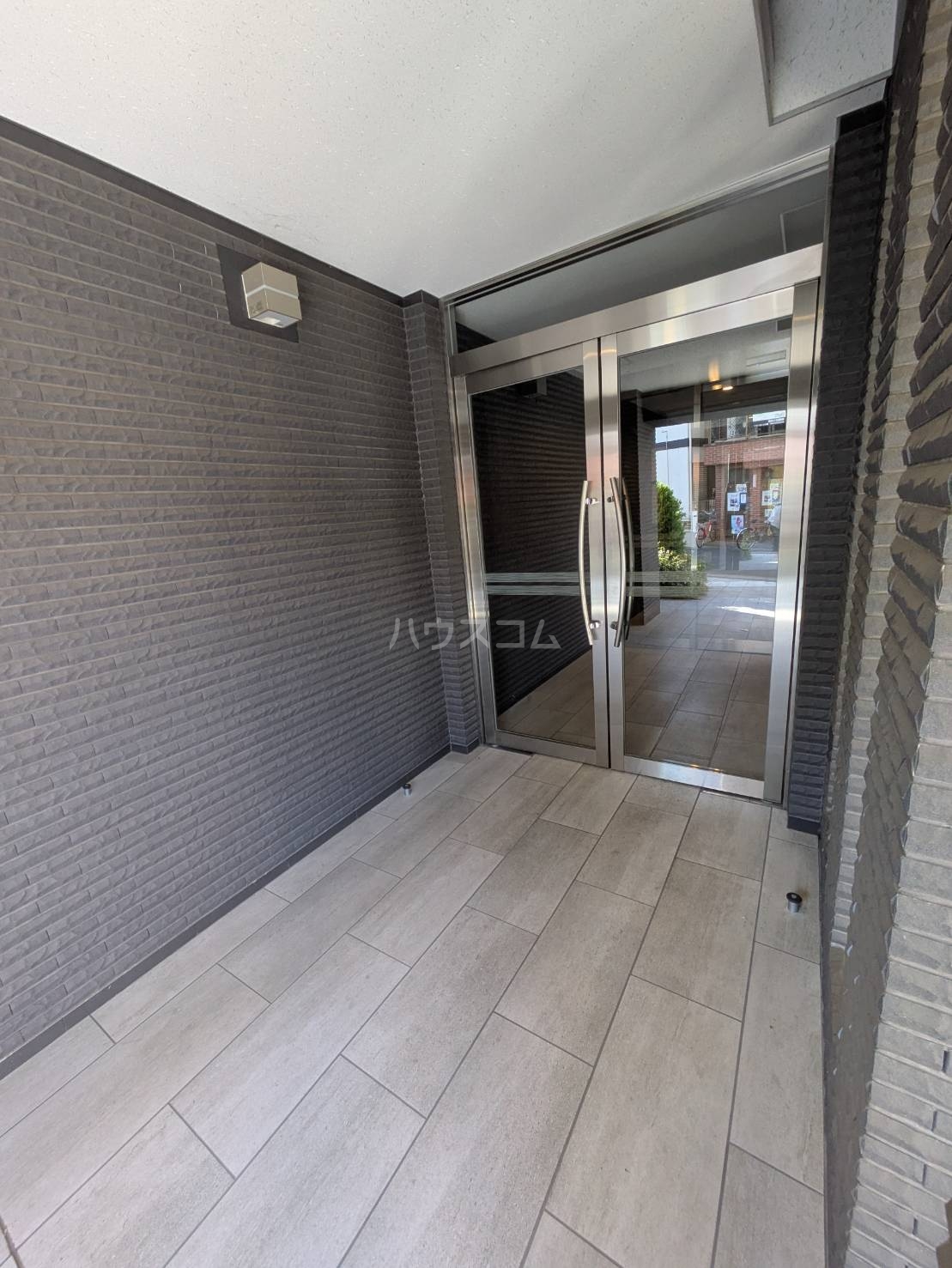 23/30 エントランス