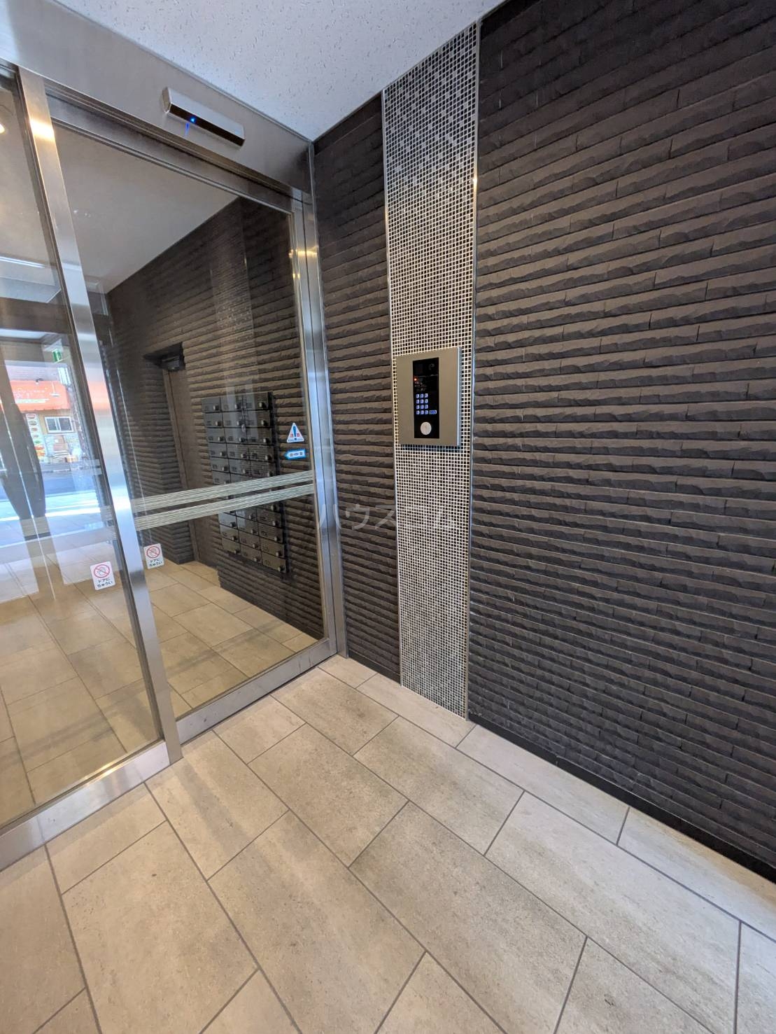 24/30 エントランス