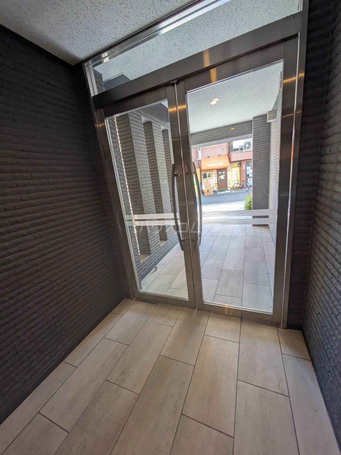 25/30 エントランス