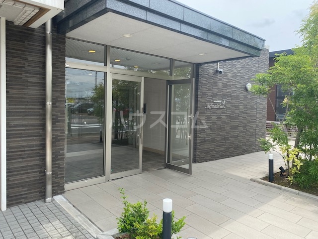 19/27 エントランス