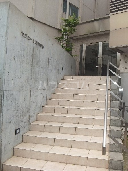 24/28 エントランス
