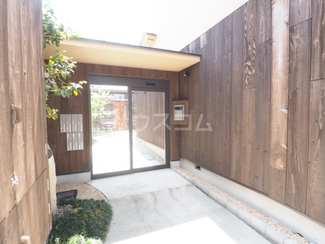 23/30 エントランス