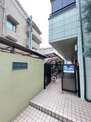 27/30 エントランス