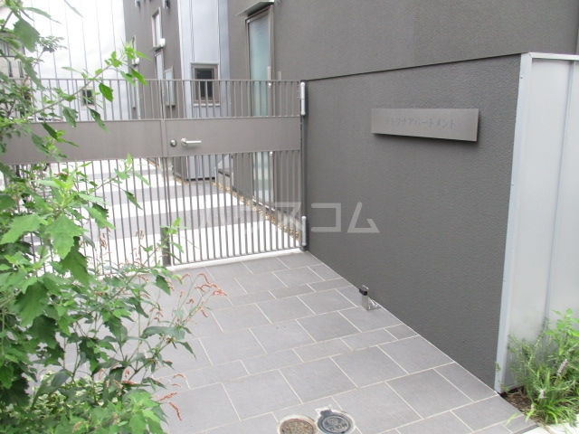 22/30 エントランス