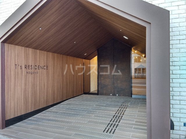 18/23 エントランス