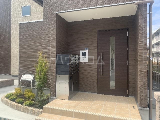 27/30 エントランス