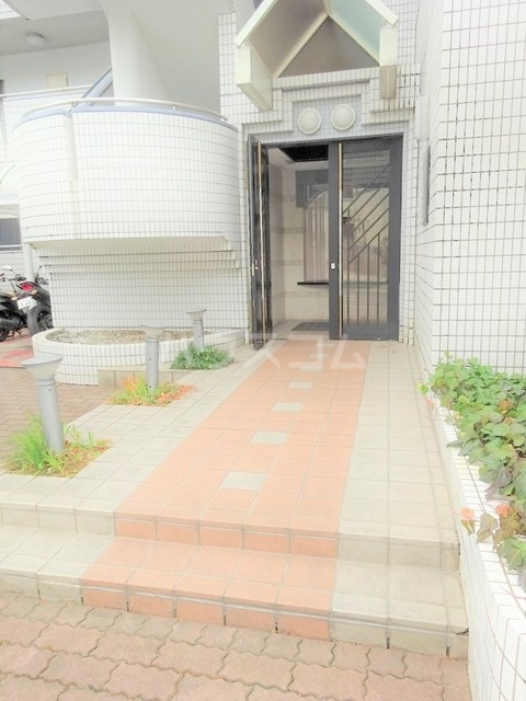 21/30 エントランス