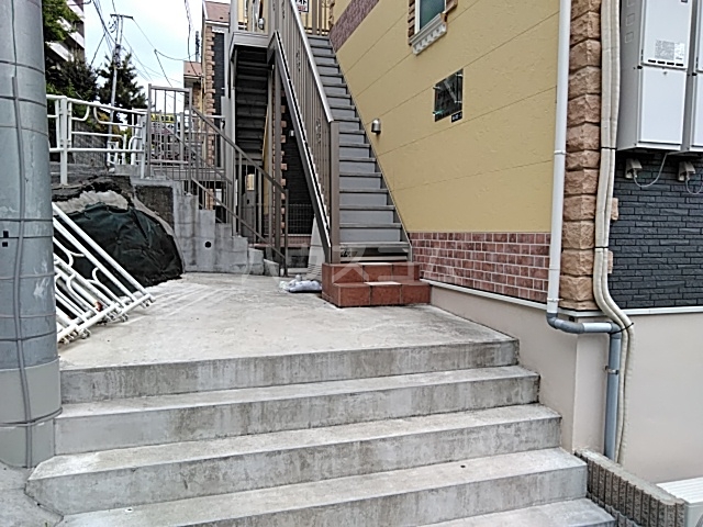 24/25 エントランス