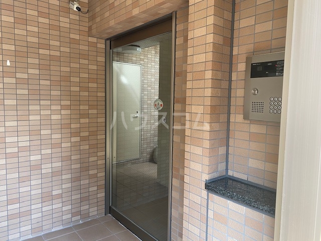 27/30 エントランス