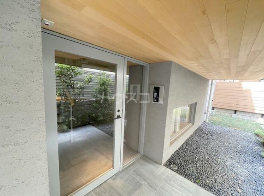 24/30 エントランス