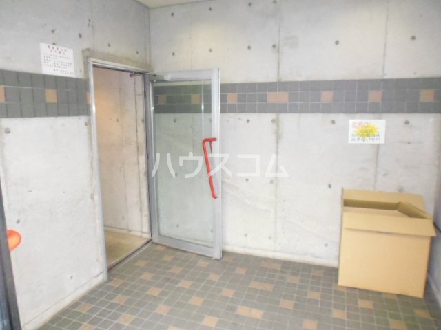 23/30 エントランス