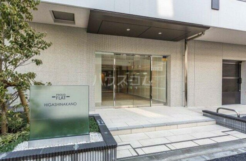 16/23 エントランス