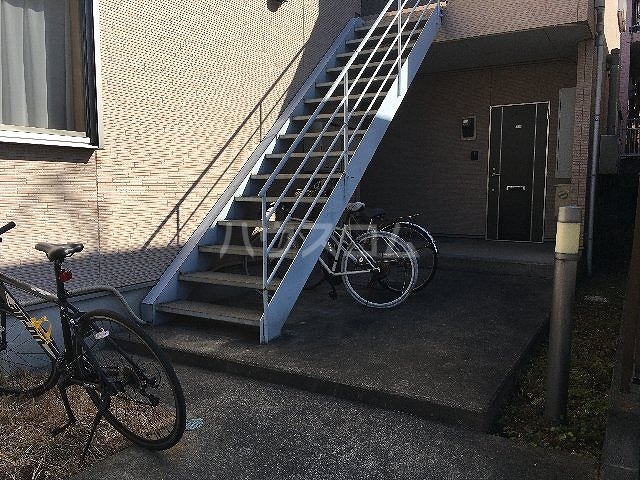 27/28 エントランス