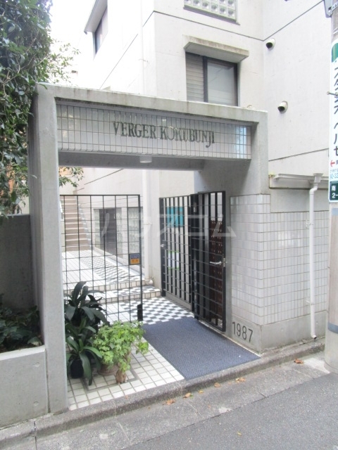 22/29 エントランス