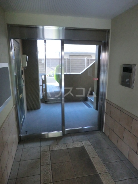 20/21 エントランス