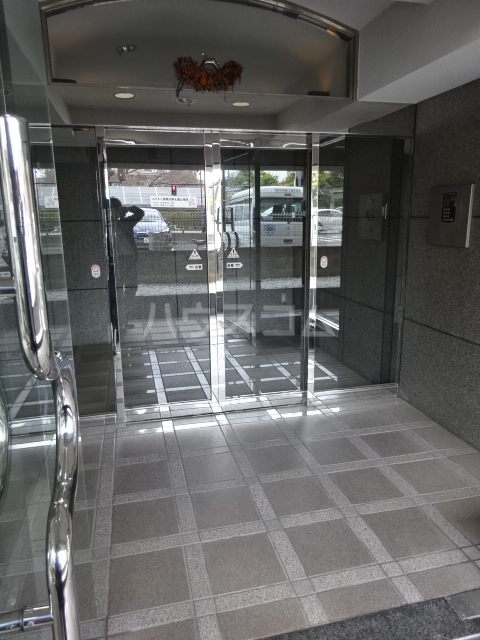 24/30 エントランス