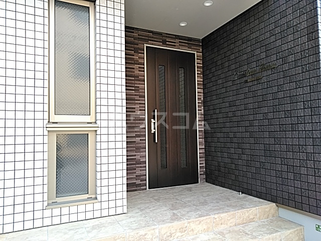 26/27 エントランス