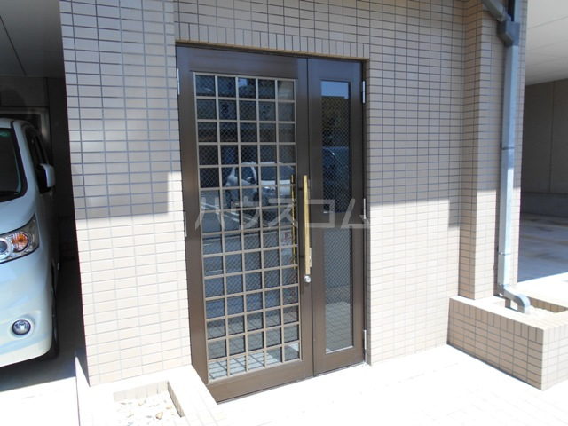 18/27 エントランス