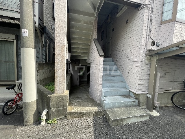 23/30 エントランス