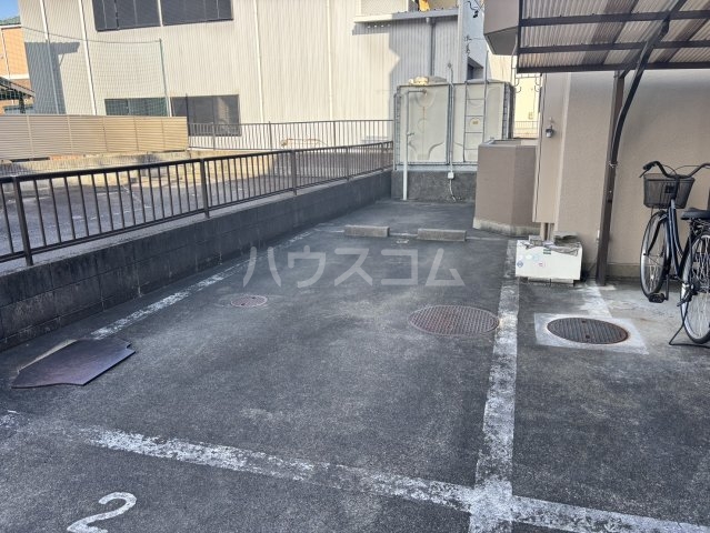 13/14 駐車場