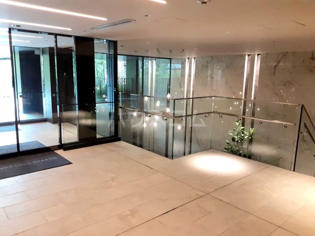 23/25 エントランス