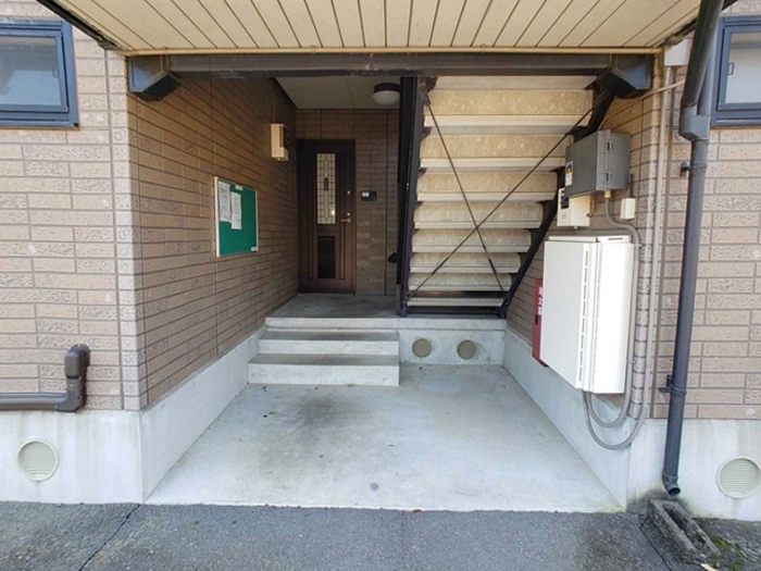 18/27 エントランス