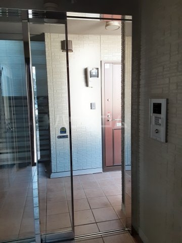 22/27 エントランス